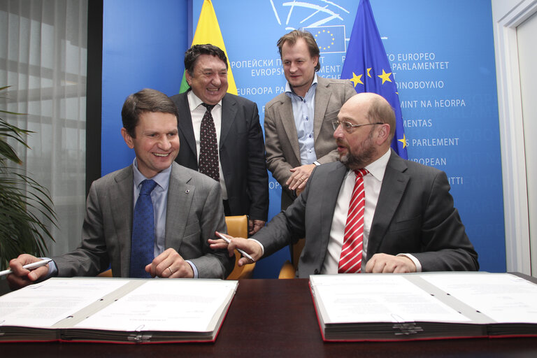 Fotografia 6: Lex signing including: Directive on the recognition of professional qualifications and Regulation on administrative cooperation through the Internal Market Information System