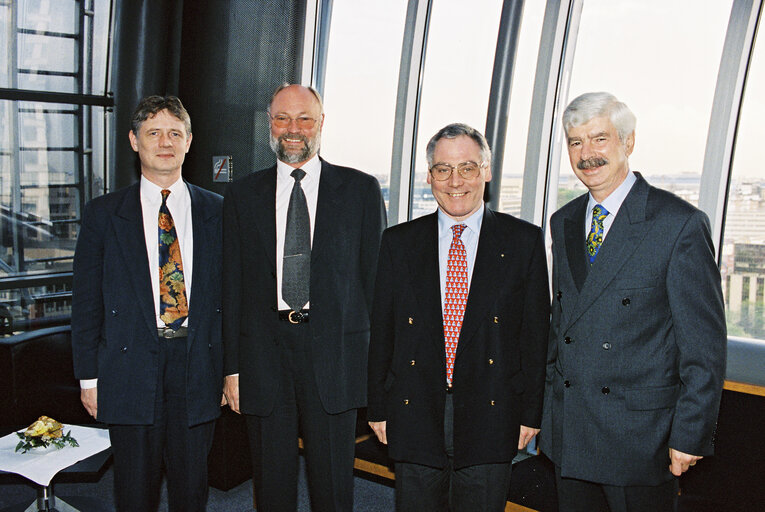 Foto 2: Cocktail in honour of departing MEP Ken COLLINS