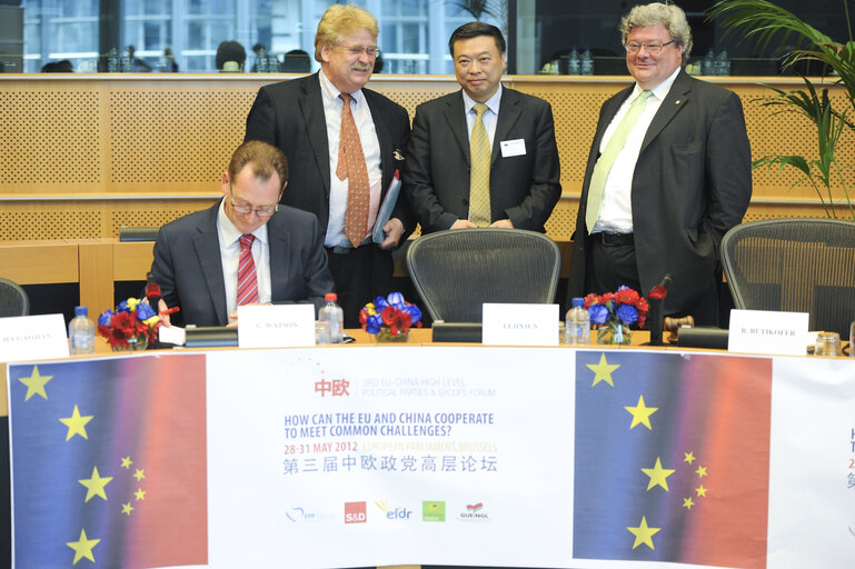 Foto 4: 3d EU-China high level political parties and group's forum.  How can the EU and China cooperate to meet common challenges?  faire des photos de tous les chinois