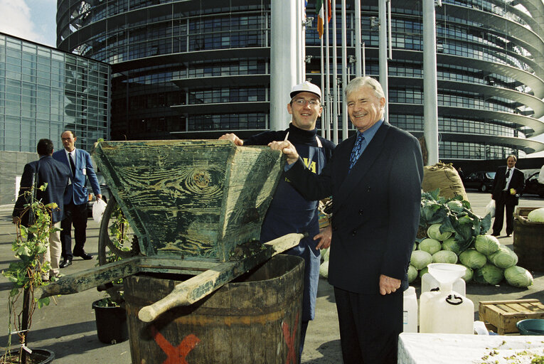 Fotagrafa 7: The MEP Liam HYLAND meets with farmers in Strasbourg in October 1999.