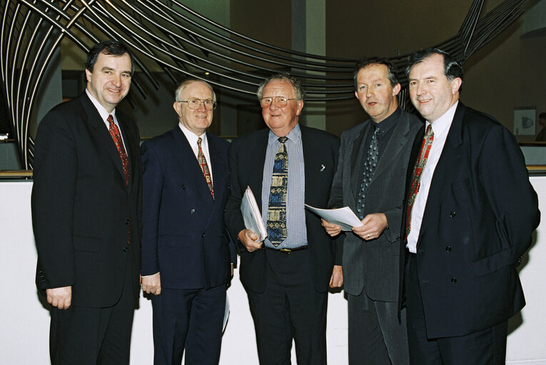 Photo 4 : Irish MEPs receive the proposals of the IFA for the reform of the CAP