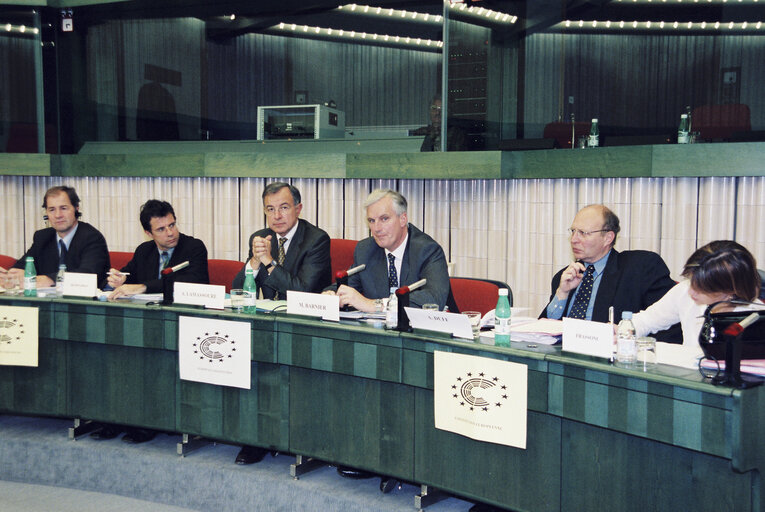 Zdjęcie 20: Jo LEINEN, Alain LAMASSOURE, Michel BARNIER, Andrew DUFF, Monica FRASSONI during a meeting on the European Constitution in Srasbourg in October 1999.