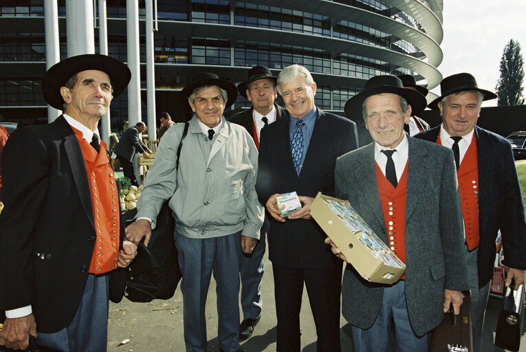 Foto 4: The MEP Liam HYLAND meets with farmers in Strasbourg in October 1999.