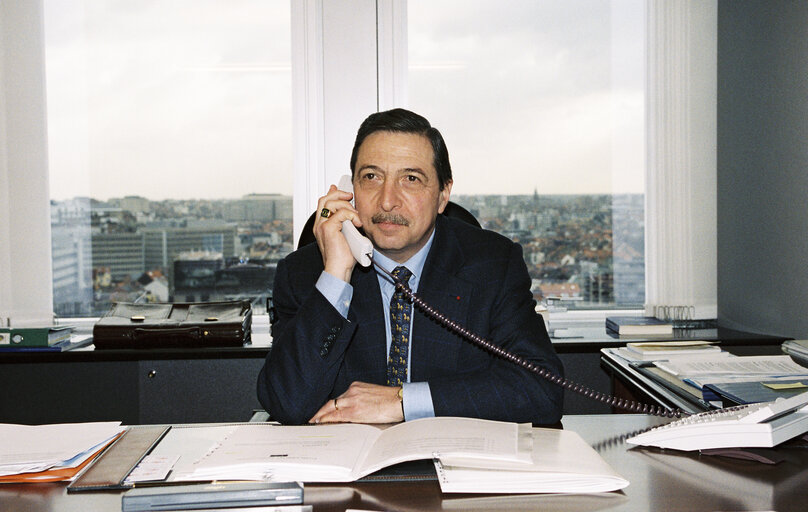 Снимка 3: MEP Claude DESAMA at the European Parliament