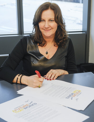 Foto 7: MEPs putting their signature on a charter A Future that works