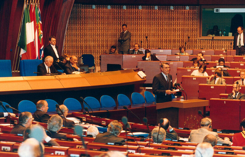 The President of Finland makes an official visit to the EP in Strasbourg in November 1993