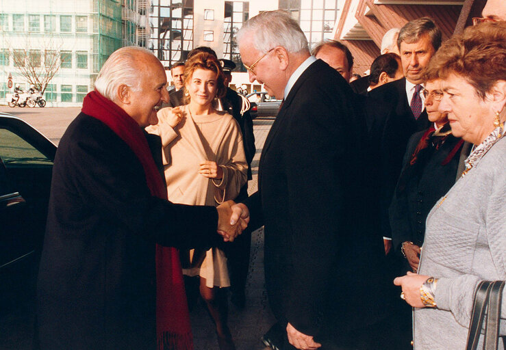 Foto 6: Italian President makes an official visit to the EP in Strasbourg in November 1993