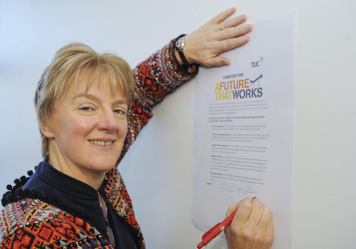 Foto 4: MEPs putting their signature on a charter A Future that works