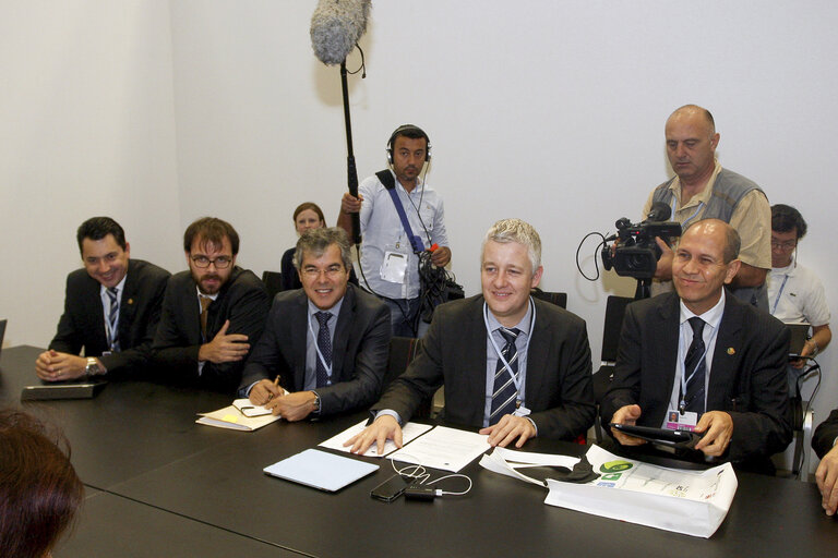 Fotó 37: Senator Jorge Viana, Matthias Groote, European Parliament Head of Delegation and Senator Anibal Diniz during meeting with Parliamentarians of Brazil during the United Nations Climate Change conference in Doha, Qatar, Tuesday, Dec.4, 2012.