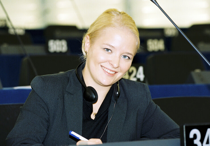 Foto 7: The MEP Piia-Noora KAUPPI during a session at the European Parliament of Strasbourg in November 1999.