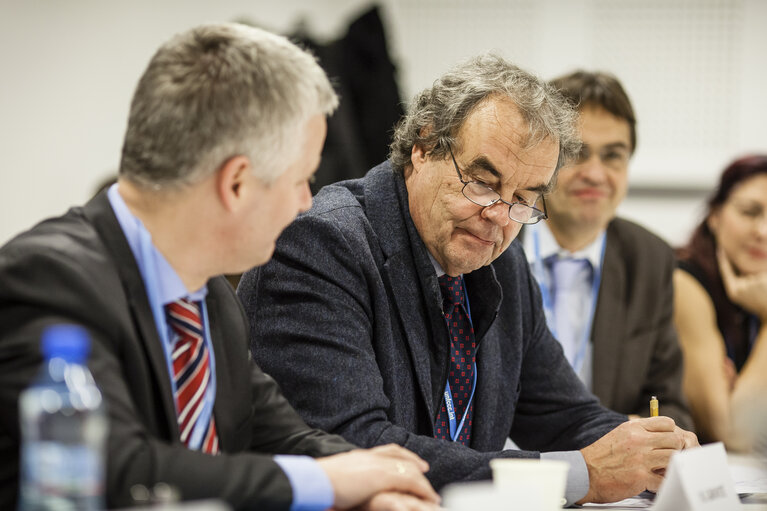 Fotografie 18: POLAND, Warsaw:  Matthias GROOTE (S&D) (L), Karl-Heinz FLORENZ (C) and Peter LIESE (EPP) (R) are seen during  meeting of European Parliament delegation with Mexico and Peru delegations, November 19, 2013.