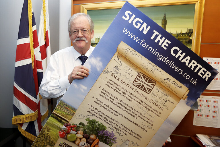 Fotografi 3: MEP Roger HELMER signs the British Farming Charter