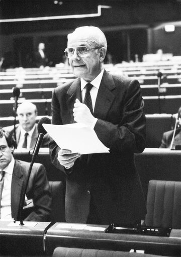 Nuotrauka 18: PANDOLFI Filippo in the hemicycle of the European Parliament in Strasbourg in February 1989