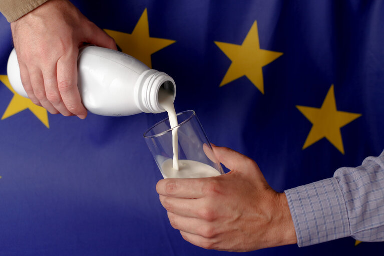 Zdjęcie 9: Man pouring milk in front of a European flag