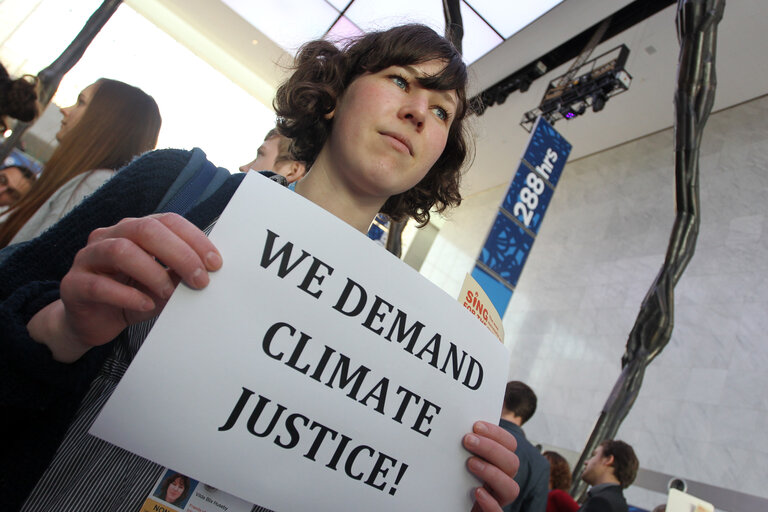 Foto 13: Activists protest to demand climate justice during the United Nations Climate Change conference in Doha, Qatar, Friday, Dec.7, 2012 (Photo/mohamed farag)