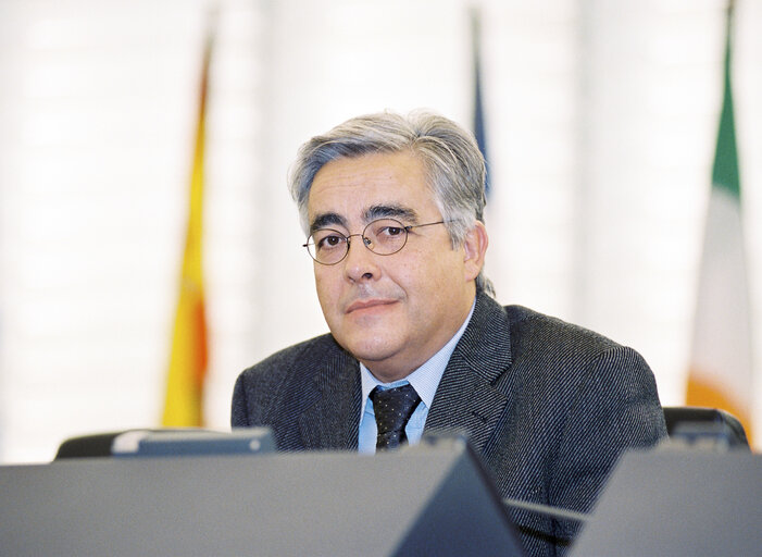 Foto 1: The European Parliament Vice President Luis MARINHO during a session at the hemicycle of Strasbourg in November 1999.