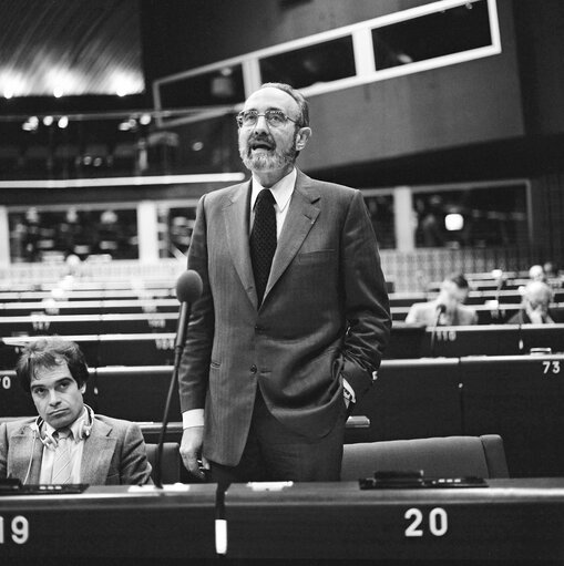 Fotografija 4: The MEP Edgard Edouard PISANI during a session in Strasbourg in November 1981.