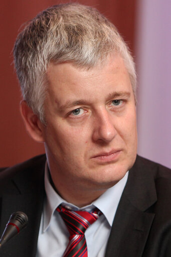 Fotografia 12: Matthias Groote European Parliament Head of Delegation is seen during a meeting of European Parliament Delegation with Ryutaro Yatsu (vise-minister for global environment affairs, ministry of the environment,japan) during the United Nations Climate Change conference in Doha, Qatar, Friday, Dec.7, 2012 (Photo/mohamed farag)