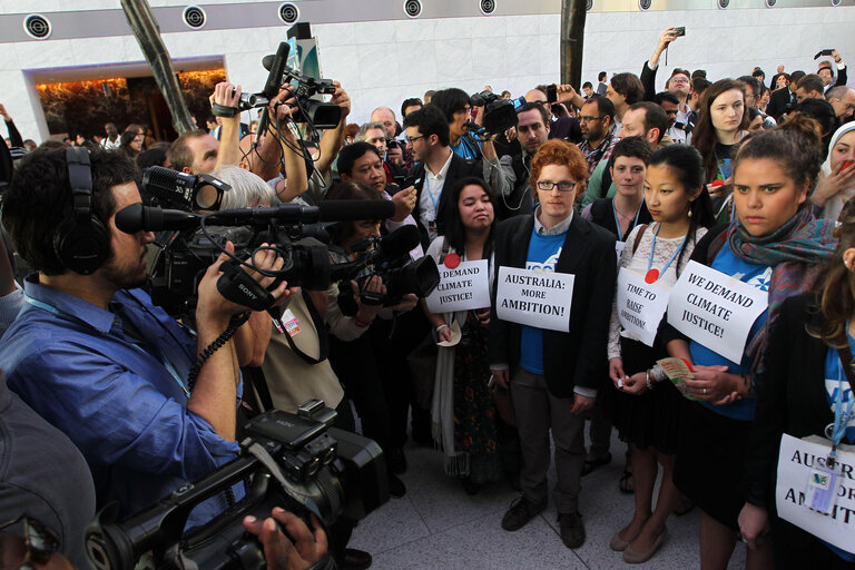 Foto 11: Activists protest to demand climate justice during the United Nations Climate Change conference in Doha, Qatar, Friday, Dec.7, 2012 (Photo/mohamed farag)