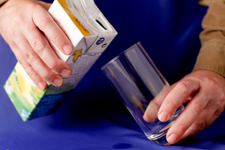 Fotografie 14: Man pouring milk