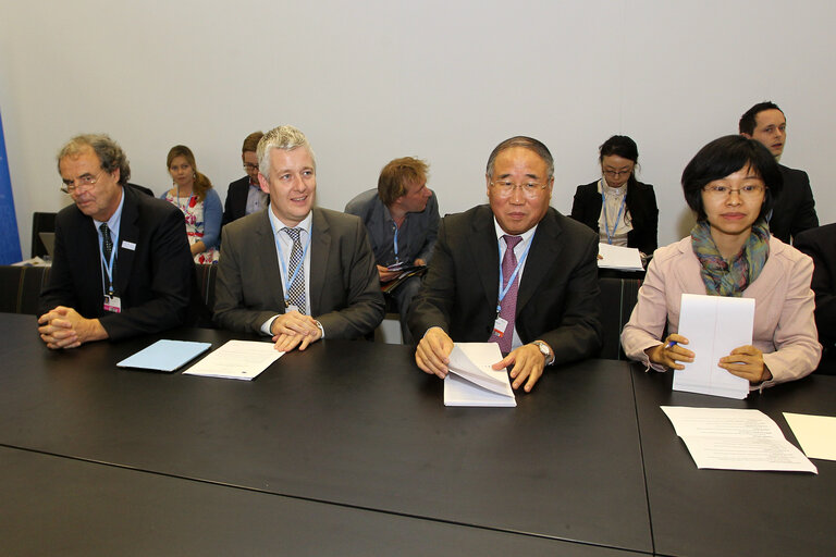 Foto 29: Karl Heinz Florenz and Matthias Groote European Parliament Head of Delegation in a meeting of European Parliament Delegation with Xie Zhenhua ( minister,vice chairman of the national development and reform commission,china ) during the United Nations Climate Change conference in Doha, Qatar, Thursday, Dec.6, 2012