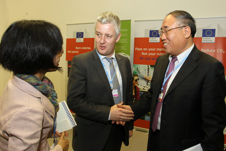 Fotó 17: Matthias Groote European Parliament Head of Delegation(C) shakes hands with Xie Zhenhua ( minister,vice chairman of the national development and reform commission,china ) during the United Nations Climate Change conference in Doha, Qatar, Thursday, Dec.6, 2012