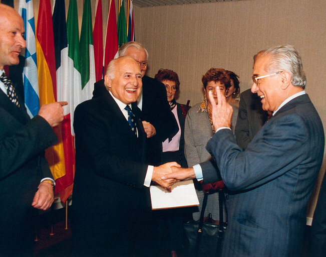 Photo 3: Italian President makes an official visit to the EP in Strasbourg in November 1993