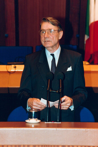 The President of Finland makes an official visit to the EP in Strasbourg in November 1993