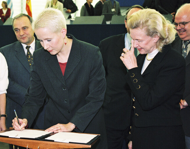 Signature of the Budget 2000