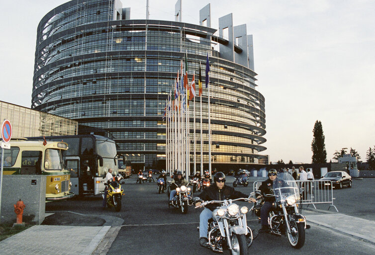 Fotografi 7: Bikers Demonstration in front of the European Parliament in Strasbourg