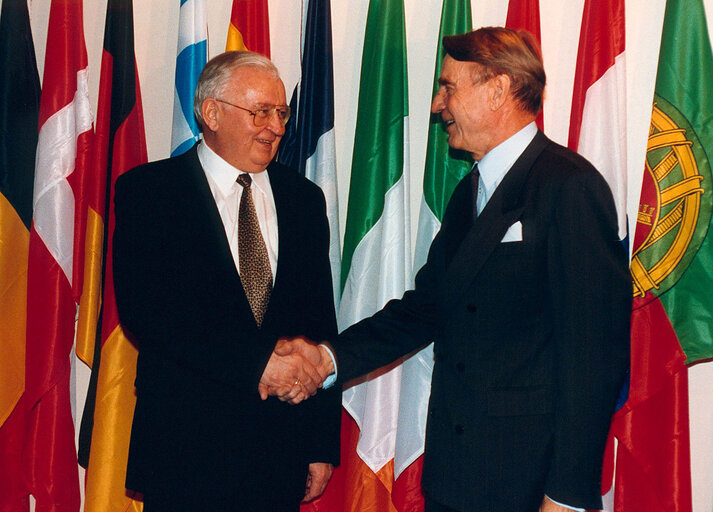 The President of Finland makes an official visit to the EP in Strasbourg in November 1993