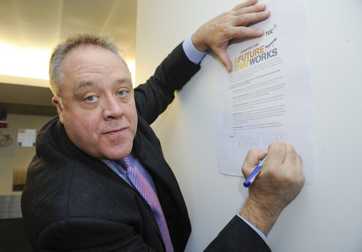 Foto 2: MEPs putting their signature on a charter A Future that works