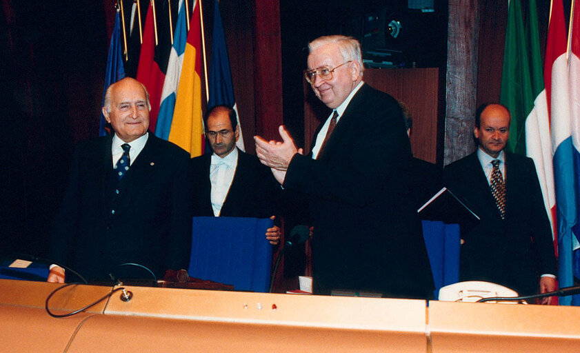 Fotogrāfija 2: Italian President makes an official visit to the EP in Strasbourg in November 1993