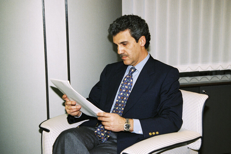 Photo 6 : Portrait of MEP Gerardo GALEOTE in his office in Brussels