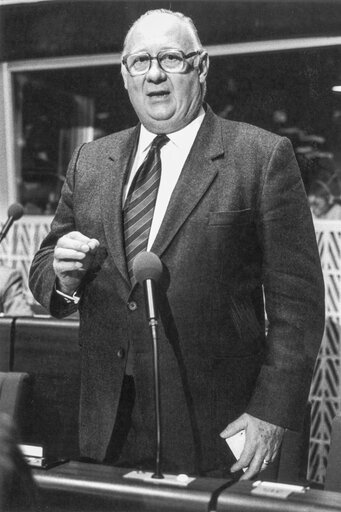 Fotogrāfija 1: PONIATOWSKI Michel in the hemicycle of the European Parliament in Strasbourg in November 1984