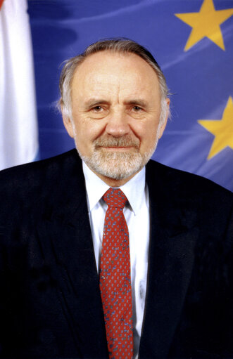 Fotografia 1: SCHLECHTER Marcel in front of the European flag