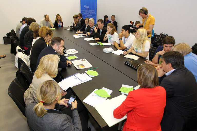 Matthias Groote European Parliament Head of Delegation in a meeting with representatives of the YOUthinkgreen movement On the sidelines the United Nations Climate Change conference in Doha, Qatar, Friday, Dec.7, 2012 (Photo/mohamed farag)