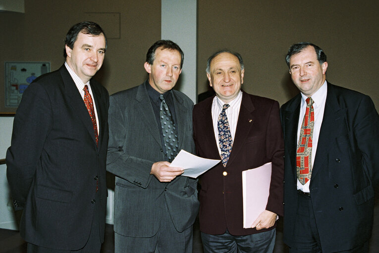 Photo 3 : Irish MEPs receive the proposals of the IFA for the reform of the CAP