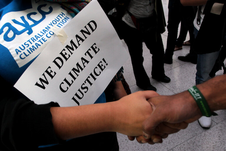 Foto 12: Activists protest to demand climate justice during the United Nations Climate Change conference in Doha, Qatar, Friday, Dec.7, 2012 (Photo/mohamed farag)