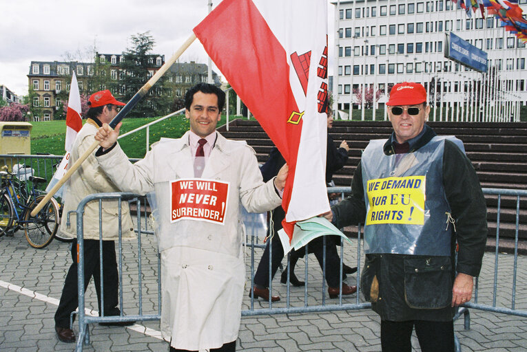 Fotografi 4: Demonstration outside the EP in Strasbourg for the recognition of the Gibraltar status