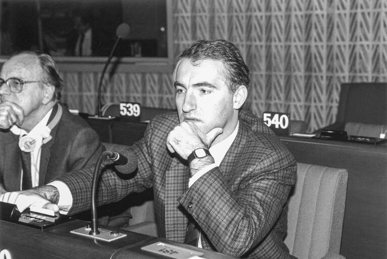 Fotografie 2: PINXTEN Karel in the hemicycle of the European Parliament in Strasbourg in March 1990