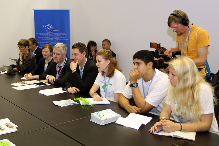 Matthias Groote European Parliament Head of Delegation in a meeting with representatives of the YOUthinkgreen movement On the sidelines the United Nations Climate Change conference in Doha, Qatar, Friday, Dec.7, 2012 (Photo/mohamed farag)