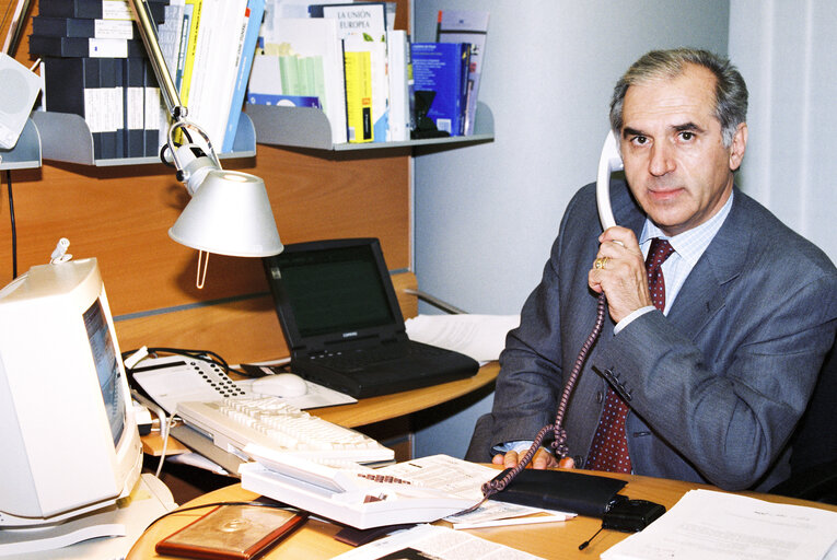 Fotografi 7: Portrait of MEP Giacomo SANTINI in his office in Brussels