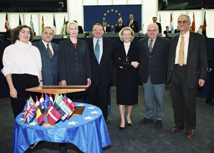 Fotografi 7: Signature of the Budget 2000