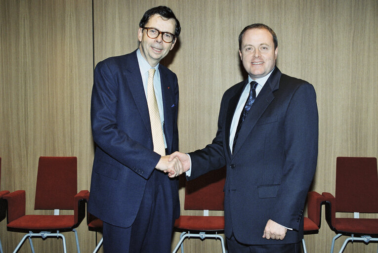 Zdjęcie 21: Louis SCHWEITZER, the President of Renault group, meets Alan John DONNELLY in Strasbourg in October 1999.