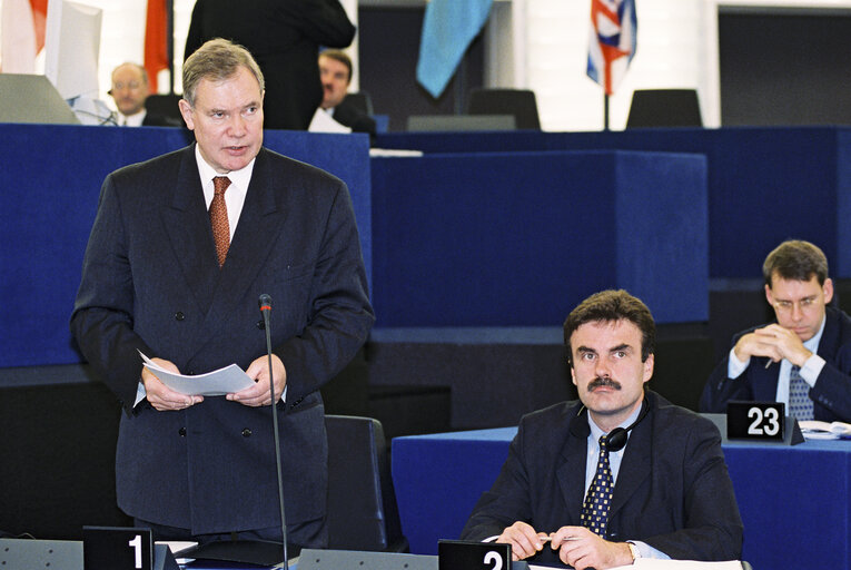 Foto 9: Paavo LIPPONEN, Prime Minister of Finland during a plenary session in Strasbourg on October 27, 1999.