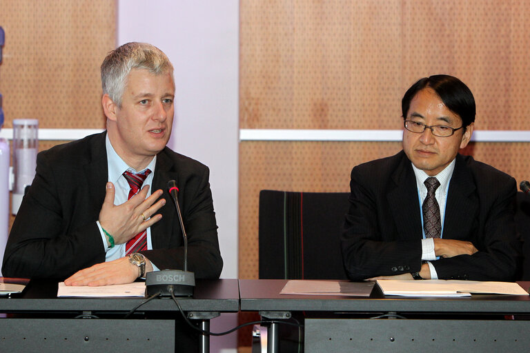 Fotografia 2: Matthias Groote European Parliament Head of Delegation in a meeting of European Parliament Delegation with Ryutaro Yatsu (vise-minister for global environment affairs, ministry of the environment,japan) during the United Nations Climate Change conference in Doha, Qatar, Friday, Dec.7, 2012 (Photo/mohamed farag)