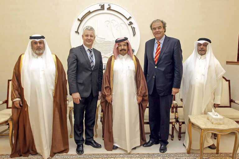 Foto 2: (L-R)  Fahd Al-Khairain Secretary General of the Qatari Shura Council, Matthias Groote European Parliament Head of Delegation, Karl-Heinz Florenz and Saqr Al - Meraikhi, Chair of the Services and Public utilities committee of Shura Council, during the United Nations Climate Change conference in Doha, Qatar.