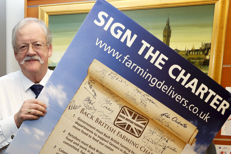 Fotografi 4: MEP Roger HELMER signs the British Farming Charter