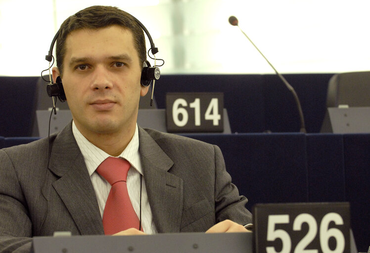 Φωτογραφία 2: Rares-Lucian NICULESCU MEP in plenary session in Strasbourg.